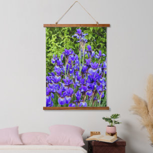 Paarse iris bloemen bij de stoep hangend wandkleed