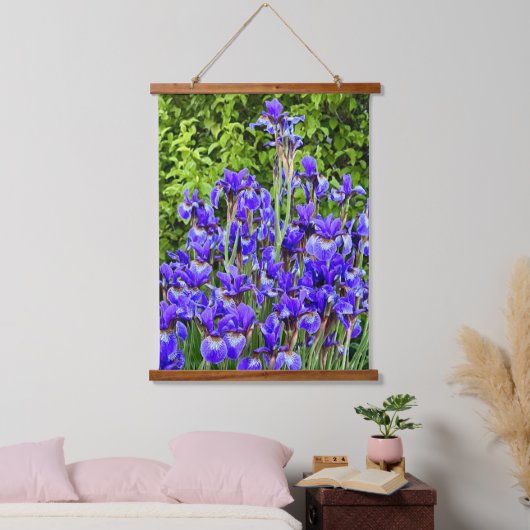 Paarse iris bloemen bij de stoep hangend wandkleed (Slaapkamer)