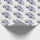 Paarse iris boeket op wit cadeaupapier (Hoek)