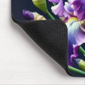 Paarse iris boeket op zwart muismat (Hoek)