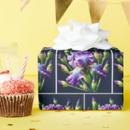 Paarse iris boeketten op zwart cadeaupapier