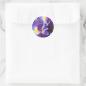paarse iris dichtbij ronde sticker (Tas)