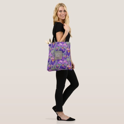Paarse Iris Floral Monogrammed Initiaal Tote Bag (Op model)