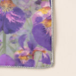 Paarse Iris Floral Pattern Sjaal<br><div class="desc">Deze paarse irissjaal zal een spetter van kleur aan onze outfit toevoegen. Draag het in stijl! Ontworpen door een wereldberoemde kunstenaar ©Tim Coffey.</div>