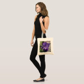 Paarse iris tote bag (Voorkant (model))