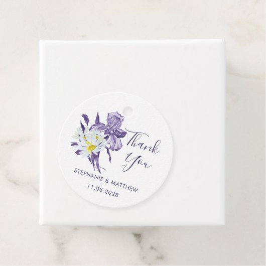 Paarse Iris White Daisy Botanical Weddenschap Beda Bedankjes Labels (In situ)
