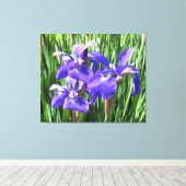 Paarse irissen op doek canvas afdruk (Insitu (Houten vloer))