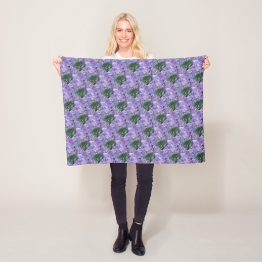 Paarse Jacaranda-boombloemen Fleece Deken (In situ)