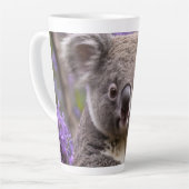 Paarse Jacaranda Koala Beer, Latte Mok (Linkerhoek)