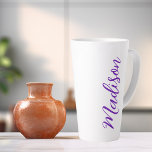 Paarse Jouw naam Handgeschreven Script Custom Latte Mok<br><div class="desc">Een  gepersonaliseerde paarse monogram latte mok voor een meisje of man die houdt van eenvoudige,  handgeschreven geschenken. Mooi cursief schrift aan de zijkant van je flesje dat jouw naam in leuke typografie uitspreekt.</div>