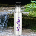 Paarse Jouw naam Handgeschreven Script Custom Waterfles<br><div class="desc">Een  gepersonaliseerde paarse monogram waterfles voor een meisje of man die houdt van eenvoudige,  handgeschreven geschenken. Mooi cursief schrift aan de zijkant van je flesje dat jouw naam in leuke typografie uitspreekt.</div>