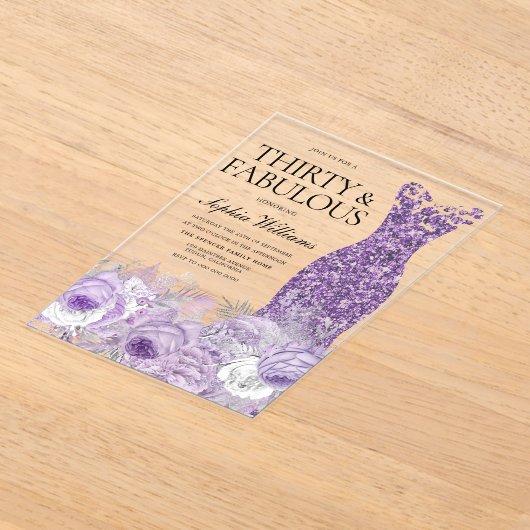 Paarse jurk 30 en fantastische 30e verjaardag acryl uitnodigingen (Laagn)