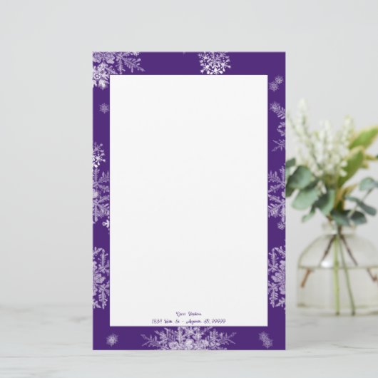 Paarse kerst sneeuwvlokken gepersonaliseerd briefpapier (Staand voorkant)