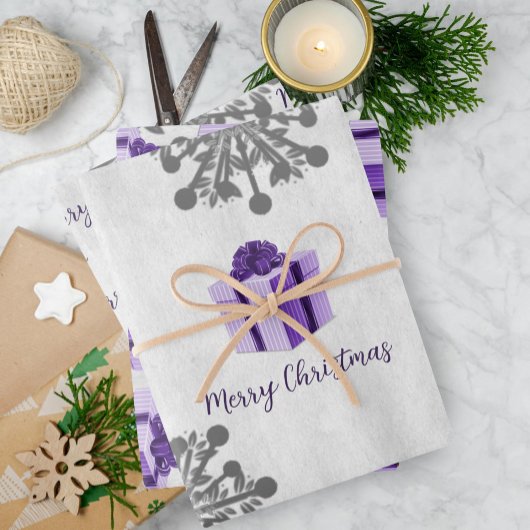 Paarse kerstcadeaubladen inpakpapier vel