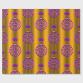 Paarse kerstdecorpties op goud cadeaupapier (Vlak)