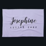 Paarse kleine chef script naam eenvoudig gepersona theedoek<br><div class="desc">Laat je kleintje voelen als een echte culinaire artiest met onze Little Chef Script Name Simple Personalized Kinderen keukenhanddoek. Deze heerlijke handdoek past bij ons "Little Chef" schort. Paarse kleur. Ons ontwerp heeft een eenvoudig en chique script lettertype voor de gepersonaliseerde naam, waardoor het uniek van hen is. Of ze...</div>