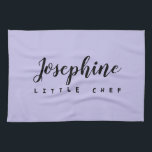Paarse kleine chef script naam eenvoudig gepersona theedoek<br><div class="desc">Laat je kleintje voelen als een echte culinaire artiest met onze Little Chef Script Name Simple Personalized Kinderen keukenhanddoek. Deze heerlijke handdoek past bij ons "Little Chef" schort. Paarse kleur. Ons ontwerp heeft een eenvoudig en chique script lettertype voor de gepersonaliseerde naam, waardoor het uniek van hen is. Of ze...</div>
