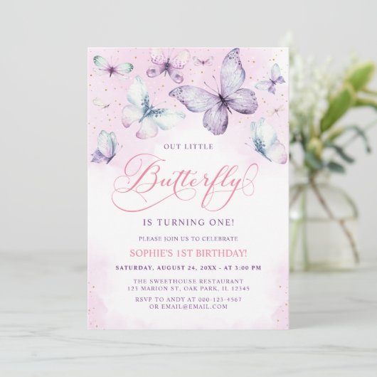 Paarse kleine vlinder babymeisje 1e verjaardag kaart (Staand voorkant)