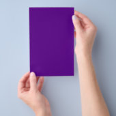 Paarse kleurdecor voor accenten flyer (Hand)