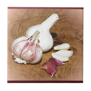 paarse knoflook op een eiken plank tegeltje