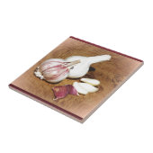 paarse knoflook op een eikenplank tegeltje (Zijkant)