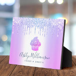 Paarse koekjes Glitter Drift bakkerij Schuif Fotoplaat<br><div class="desc">Cadeau uw beste zelf aan uw klanten, met deze elegante, geavanceerde, eenvoudige, en moderne douanenaam easel backplaque. Een dunne, paarse roze blauwe ombre cupcake, handgeschreven schrijftypografie en glitterdruppels bedekken een faux metallic paarse blauwe ombre achtergrond. Pas uw volledige naam en/of bedrijf aan. Verkrijgbaar in drie formaten: 5"x7", 8"x10" en 5,...</div>