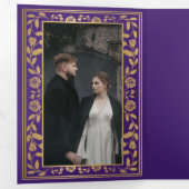 Paarse koninklijke middeleeuwse sword bruiloft drieluik uitnodiging (Binnenzijde eerst)