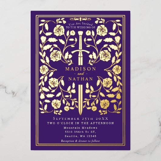 Paarse koninklijke middeleeuwse sword bruiloft folie uitnodiging (Voorkant)