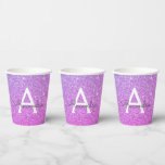 Paarse kopjes met glitter- en spaarmonogram papieren bekers<br><div class="desc">Paarse Faux Glitter en Sparkle Elegant Monogram Birthday,  Wedding,  Vrijgezellenfeest of Bachelorette Party Cup. Deze Voetbal kan worden aangepast om uw initiaal en voornaam op te nemen. Neem contact op met de ontwerper voor aangepaste overeenkomende objecten.</div>