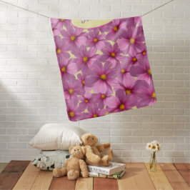 Paarse Kosmos Bloemontwerp op een Gele Achtergrond Inbakerdoek