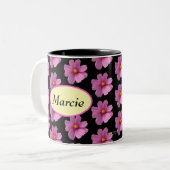 Paarse kosmos w / geel centrum op zwarte achtergro tweekleurige koffiemok (Voorkant links)