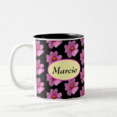 Paarse kosmos w / geel centrum op zwarte achtergro tweekleurige koffiemok (Links)