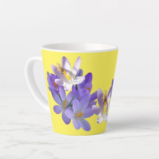 Paarse krokussen met Bee Yellow Latte Mok (Linkerhoek)