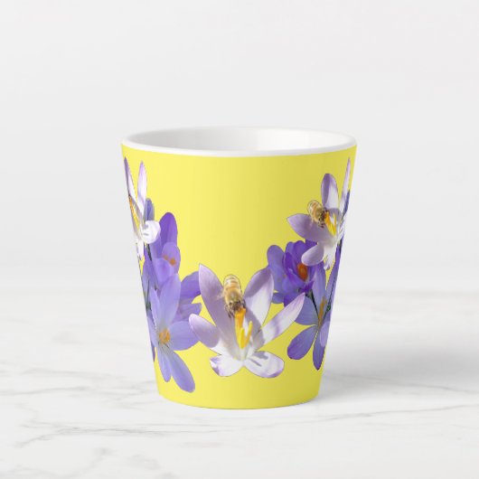 Paarse krokussen met Bee Yellow Latte Mok (Voorkant)