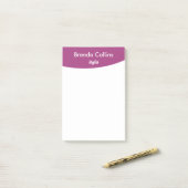 Paarse kromme en witte druk post-it® notes (Op bureau)