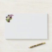 Paarse Kruis En Bloemen Post-it® Notes (Op bureau)