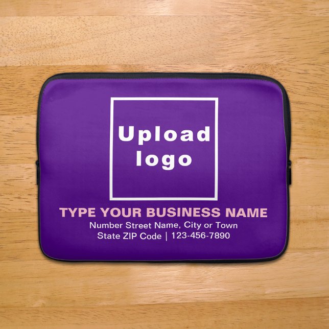 Paarse laptophoes voor zakelijk merk laptop sleeve (Your business brand on purple laptop sleeve.)