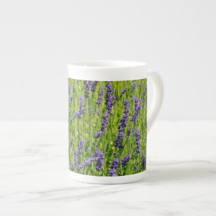 Paarse lavendel bloemen weide porselein kop