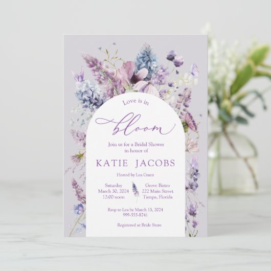 Paarse + Lavendel bloemenbruids doucheuitnodiging Kaart (Staand voorkant)