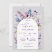 Paarse + lavendel bloemige bruidsdouche uitnodigin kaart (Voorkant)