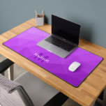 Paarse lavendel Geometric Mesh Pattern monogram Bureaumat<br><div class="desc">Monogram Personaliseer met uw aangepaste initiaal en naam. Unieke coole bureaumat voor haar kantoor,  kamer,  werk,  speelkamer.. Paarse lavendel Gradient Geometrisch Mesh Patroon. Subtiel modern ontwerp Elegante en koele driehoek geometrische mesh gradiënt.</div>