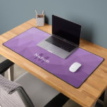 Paarse lavendel Geometrisch Mesh Patroon monogram Bureaumat<br><div class="desc">Monogram Personaliseer met je eigen initiaal en naam. Unieke koele bureaumat voor haar kantoor,  kamer,  werk,  gamekamer.. 
Paarse lavendel Gradiënt Geometrisch Mesh Patroon. Subtiel modern ontwerp Elegant en koel Driehoek geometrisch mesh gradiënt.</div>