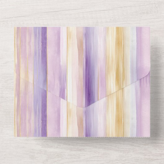 Paarse lavendel gouden strepen bruiloft all in one uitnodiging (Achterkant)