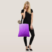 Paarse lavendel gradiënt geometrisch mesh patroon tote bag (Op model)