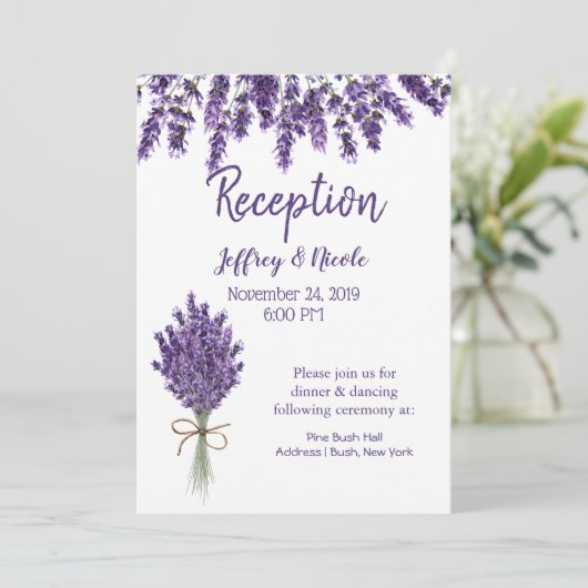 Paarse lavendel Sering Bloem Bruiloft Uitnodiging (Staand voorkant)