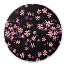 Paarse lavendel wilde bloemen op zwart