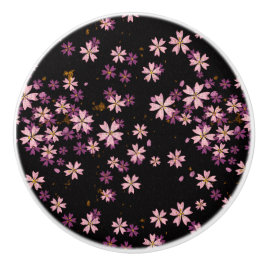 Paarse lavendel wilde bloemen op zwart keramische knop