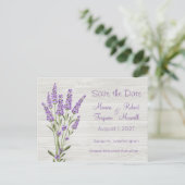 Paarse lavendelbloemen op hout Save the Date Briefkaart (Staand voorkant)
