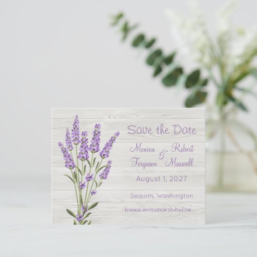 Paarse lavendelbloemen op hout Save the Date Briefkaart (Staand voorkant)
