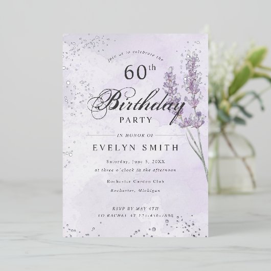 Paarse lavender 60e verjaardag zilver folie uitnodiging (Staand Voorkant)